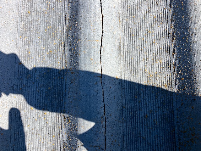 スレート板のひびを確認